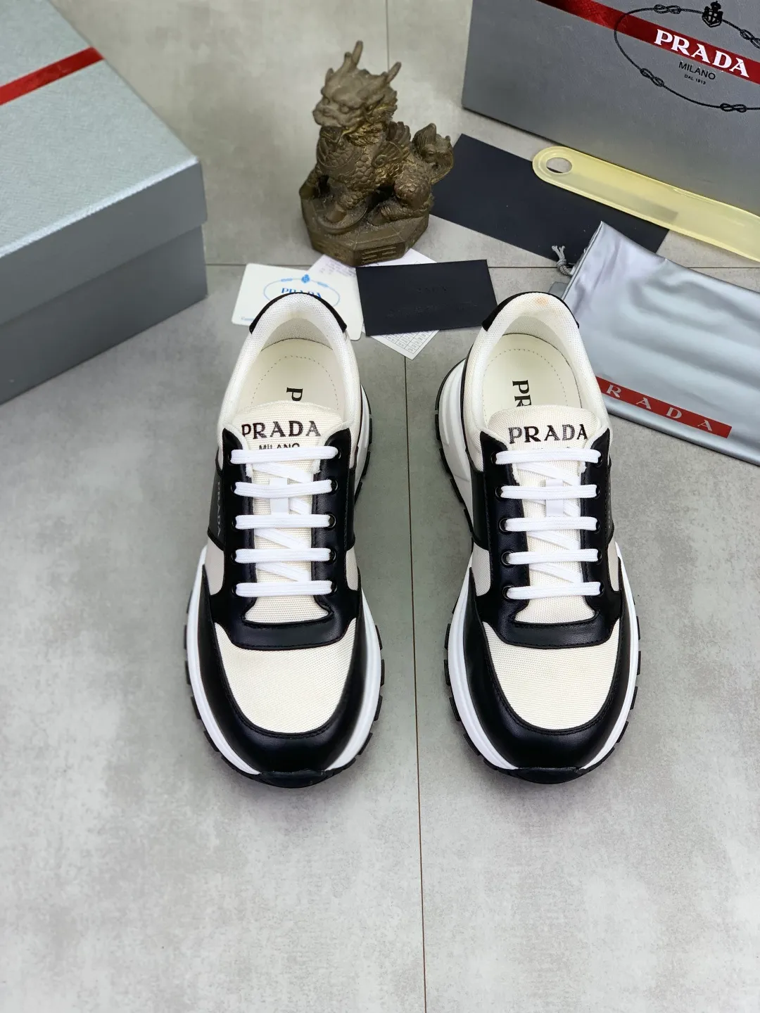 Men's men's shoes P560💰 [Real Price] Popular models are on the official website, 🆘 Trendy brand (Prada) mainly promotes popular models, avant-garde and versatile fashionable men's shoes private version mold opening, cowhide surface splicing 1:1.. Stylish and simple, original imported cowhide lining cowhide feet; the atmosphere and personality are more fashionable, eye-catching and pursuing class. It will subvert the old ideas and be a must-have for fashionistas who want to spend time with you! Must keep it! Tall and comfortable, large and low, high-end quality workmanship. Code number: 38-44 (45 customized) 2️⃣ optional.